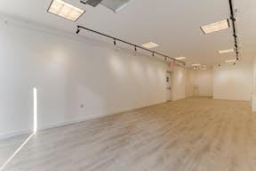 Beautiful White Box in Tribeca - Image 6