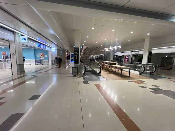 El�gante dans le centre commercial Bercy 2 - Image 0