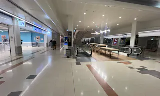 El�gante dans le centre commercial Bercy 2 - Image 0
