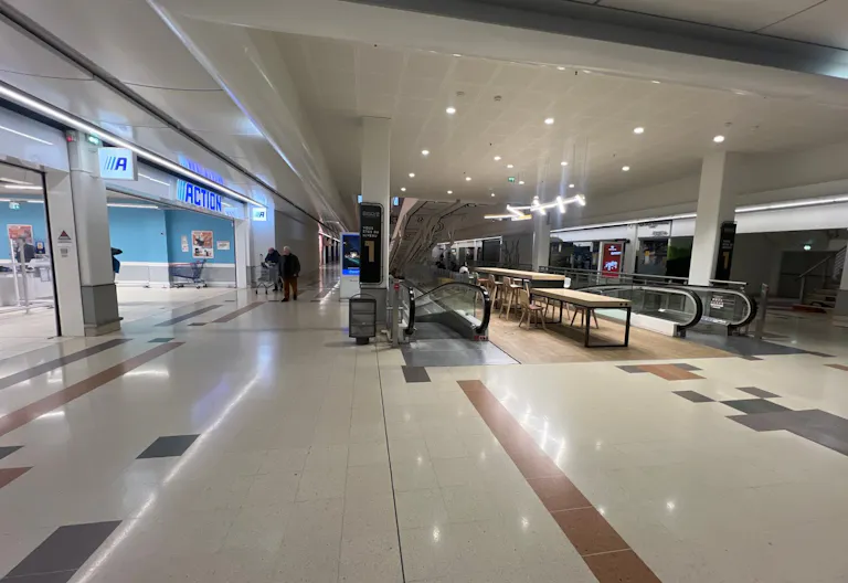 El�gante dans le centre commercial Bercy 2 - Image 0