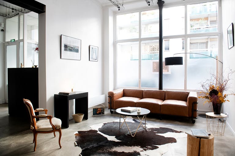 ELEGANT MINIMALIST LOFT IN THE 11TH DISTRICT OF PARIS - Image 1