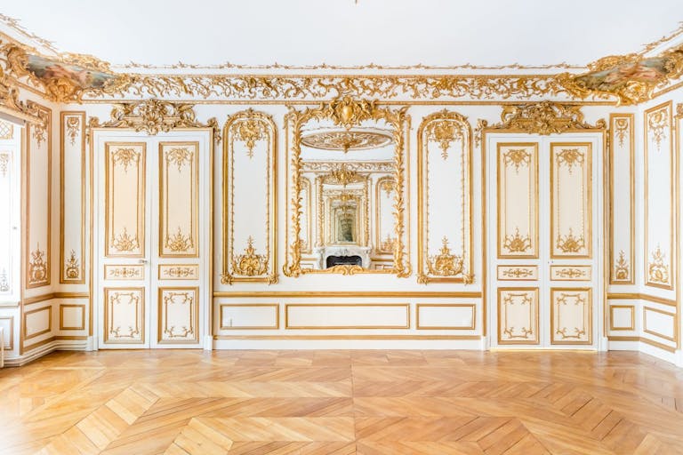 Unique Showroom at Place de la Concorde - Image 4