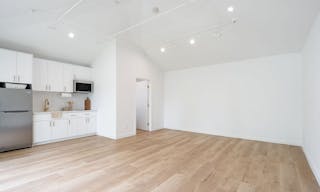 Creative Studio Space with Large Backyard for Photo/Video/Events - Image 5