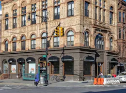Prime corner pop-up store in Park Slope, on subway line - Image 0