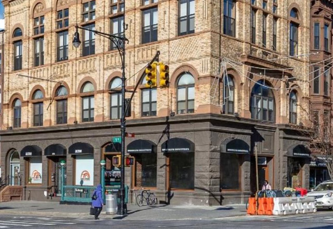 Prime corner pop-up store in Park Slope, on subway line - Image 0