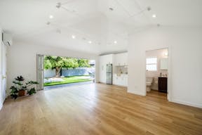 Creative Studio Space with Large Backyard for Photo/Video/Events - Image 4