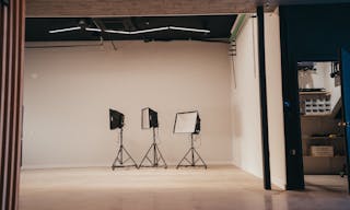 Luxurious, ground-level Soundstage with gorgeous lounge, large garage door and private parking - Image 1