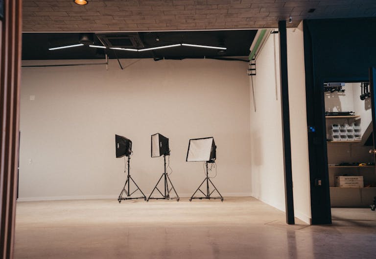 Luxurious, ground-level Soundstage with gorgeous lounge, large garage door and private parking - Image 1