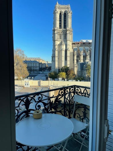 Magnificent apartment with exceptional view of Notre Dame - Image 1