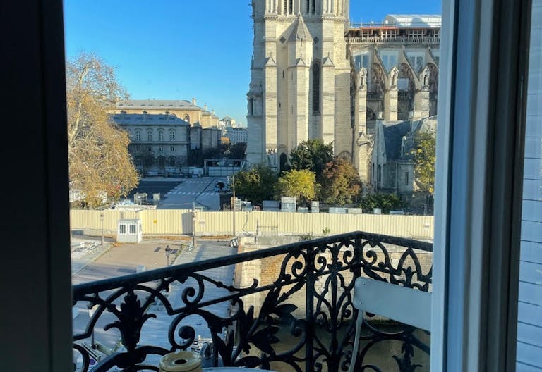  Magnificent apartment with exceptional view of Notre Dame - Image 1