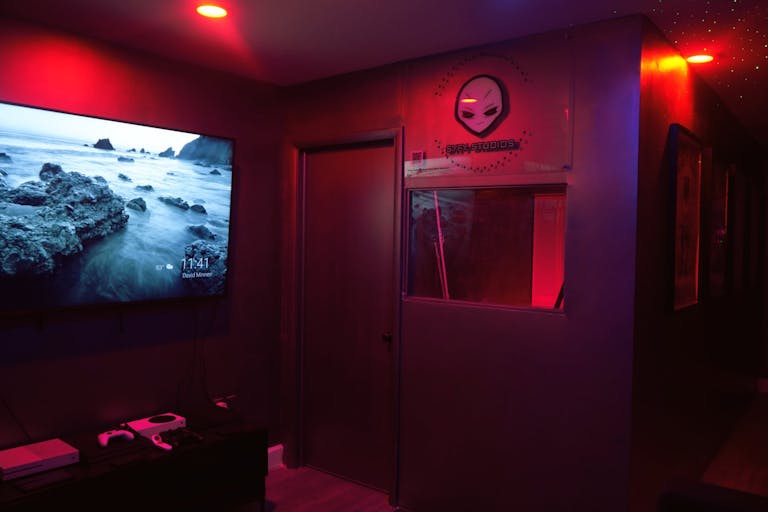 Capturing Creativity: A Photography and Recording Studio - Image 3