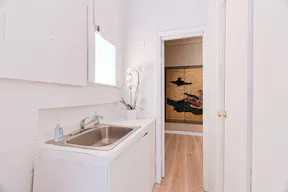 Beautiful White Box in Lower East Side, Chinatown, close to SoHo, Tribeca and other art galleries - Image 6