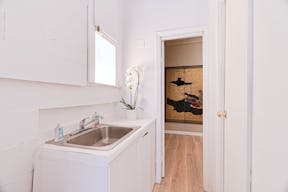 Beautiful White Box in Lower East Side, Chinatown, close to SoHo, Tribeca and other art galleries - Image 6