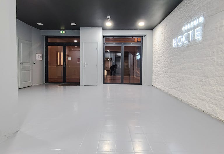 Gallery / showroom combined with a speakeasy bar in the center of Paris - Image 4