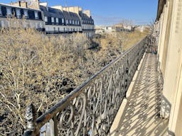 Appartement haussmannien chic et lumineux avec balcon - Image 6