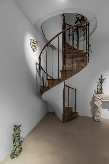 Classic Parisian Art Gallery with Black Storefront 40m2 - Image 2