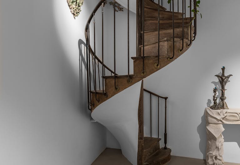 Classic Parisian Art Gallery with Black Storefront 40m2 - Image 2