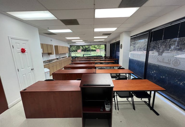 Spacious , quiet and clean room 127 at University of San Jose - Image 0