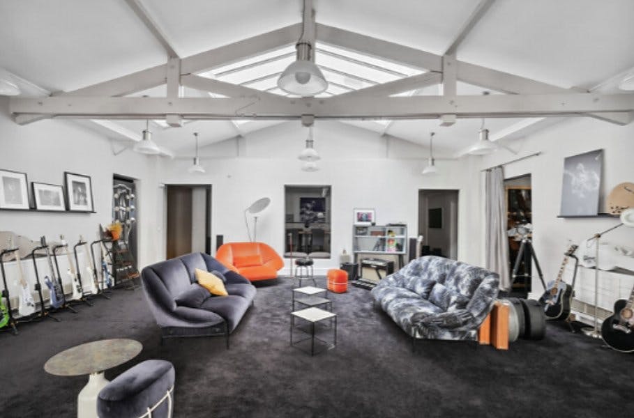 423 Square Meter Office Space on Rue Albert Thomas, Paris