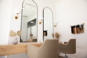 Chair for Rent in Beautiful Salon Suite - Image 2