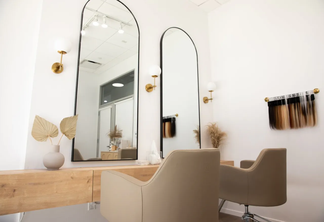 Chair for Rent in Beautiful Salon Suite - Image 2
