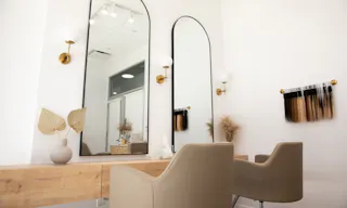 Chair for Rent in Beautiful Salon Suite - Image 2