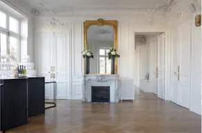 Haussmannian showroom near the Arc de Triomphe - Image 0