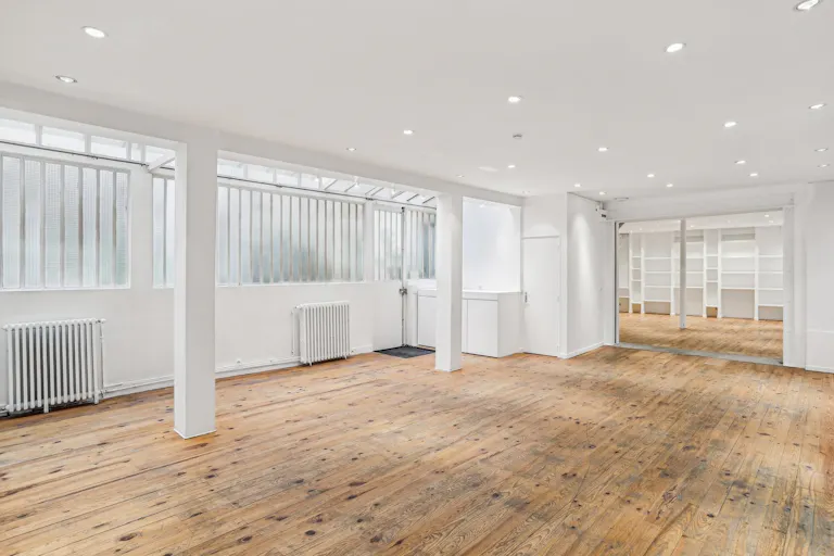 Contemporary Showroom in Le Marais - Image 4