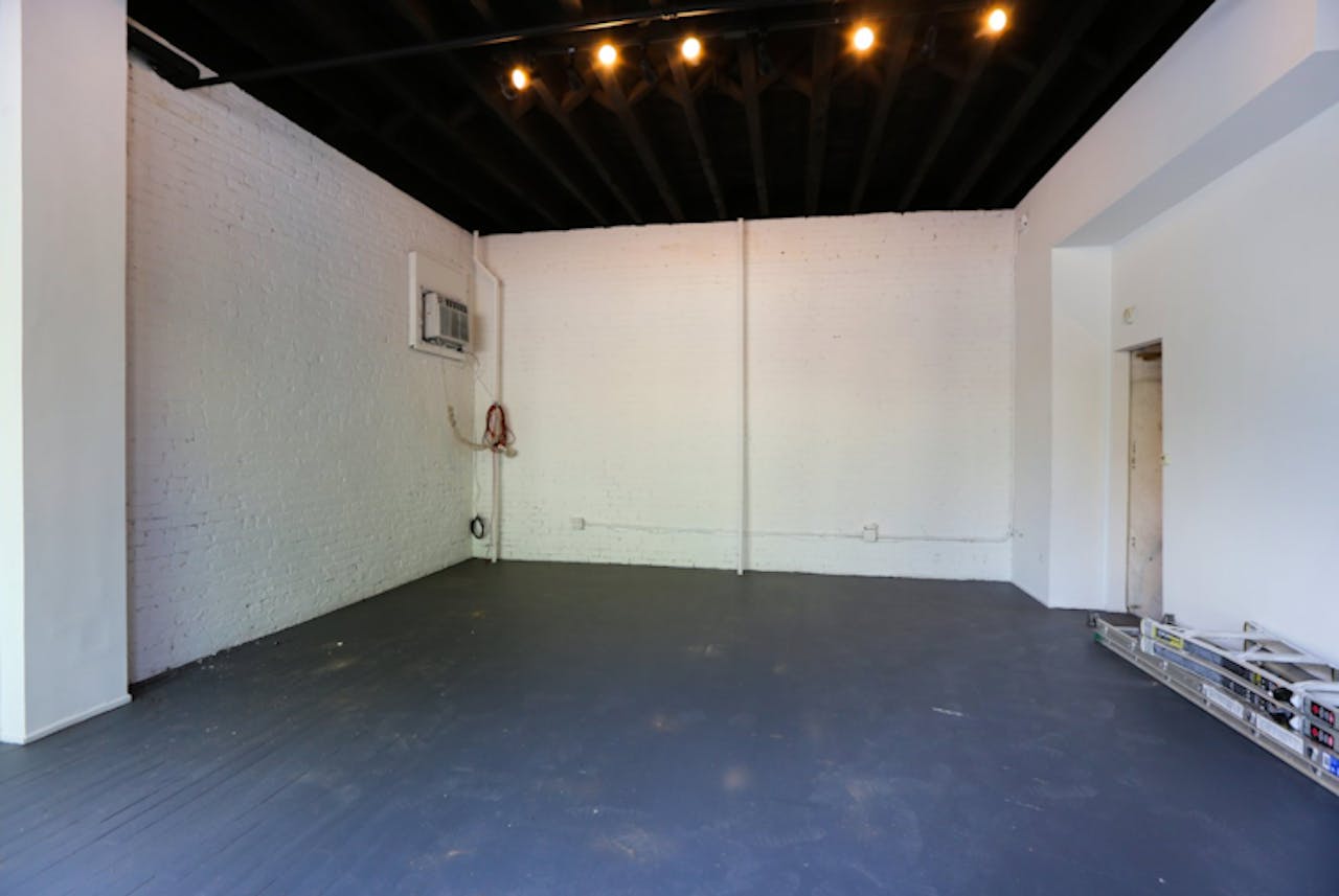 SoHo Chic Showroom - Image 2