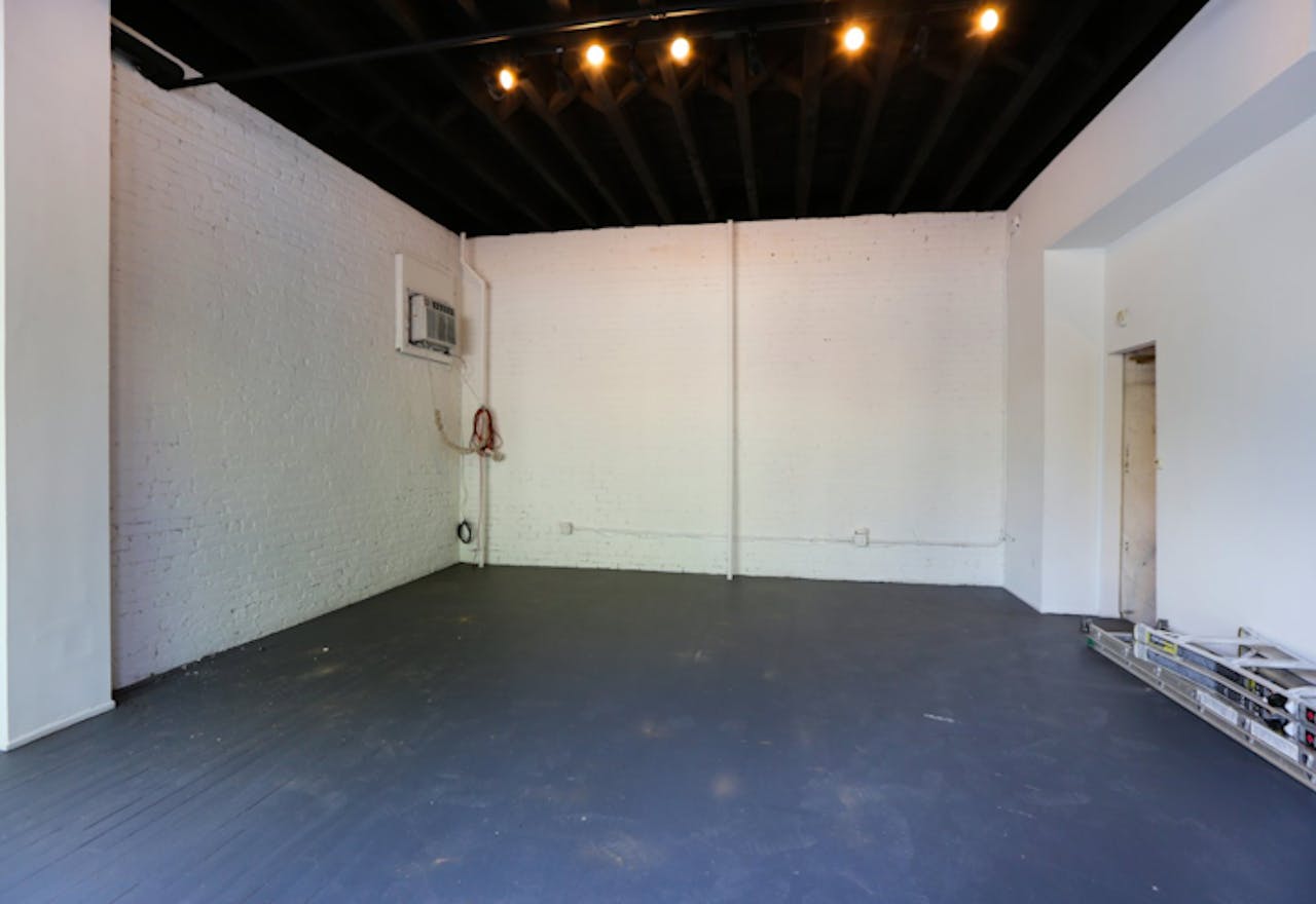 SoHo Chic Showroom - Image 2