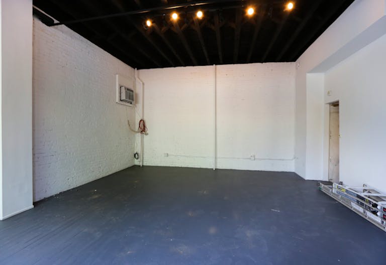 SoHo Chic Showroom - Image 2