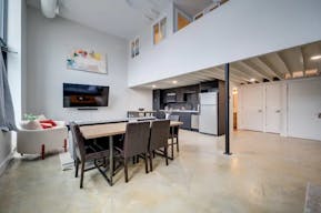 Sun-drenched retail space with 15' Ceilings - Image 3