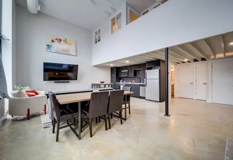 Sun-drenched retail space with 15' Ceilings - Image 3