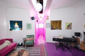 Colorful Spacious Garden Apartment - Image 6