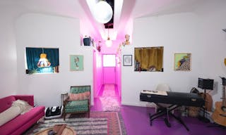 Colorful Spacious Garden Apartment - Image 6