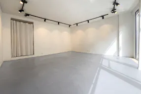 Boutique pop-up lumineuse avec une vitrine exceptionnelle au cœur du Marais - Image 4