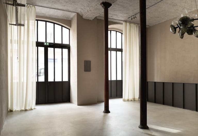 Atypical design gallery & shooting space in the Marais - Image 1