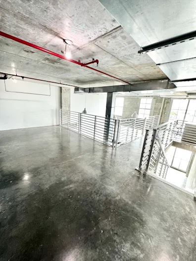 Industrial Daylight Loft Studio for Meetings, Workshops & Photo Shoots with Rooftop - Image 4