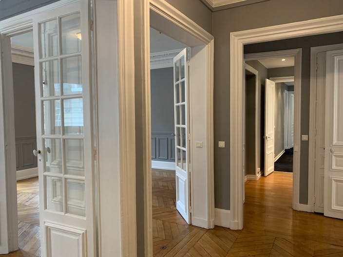 Amazing showroom in Saint-Germain - Image 2