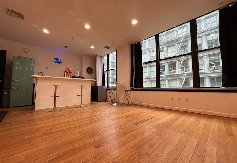 Entire Floor in SOHO with 2 extra rooms! - Image 3