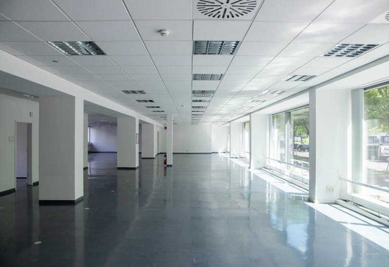 Striking Corner Space on Karl-Liebknecht-Straße with Full-Glass Frontage - Image 3