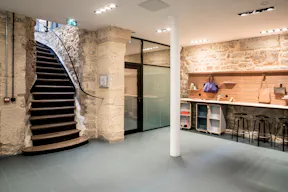 Showroom space under glass roof with natural light - Image 6