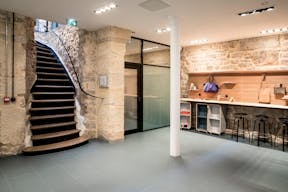 Showroom space under glass roof with natural light - Image 6