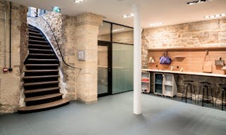 Showroom space under glass roof with natural light - Image 6