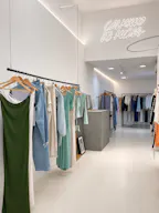 Bright 70 m² retail & pop-up space in the heart of El Born - Image 3