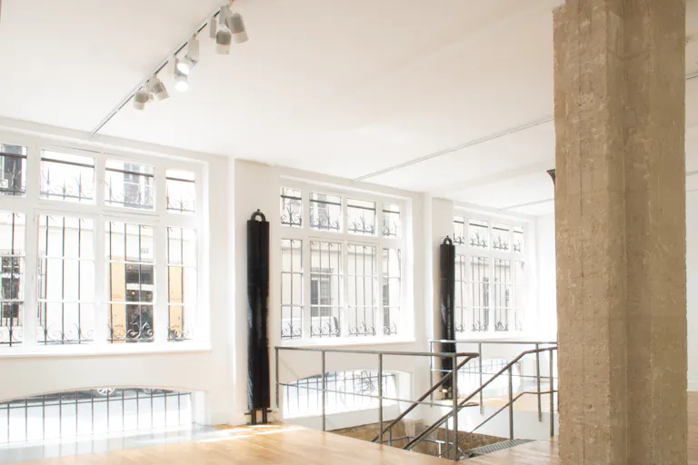 Large Fashion Showroom Rue des Minimes - Image 4