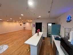 Entire Floor in SOHO with 2 extra rooms! - Image 12