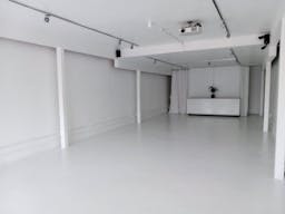 Gloss White Gallery Space on Fairfax Ave - Image 22