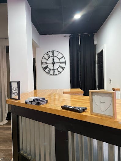 Quaint Meeting Space in Essex County - Image 2