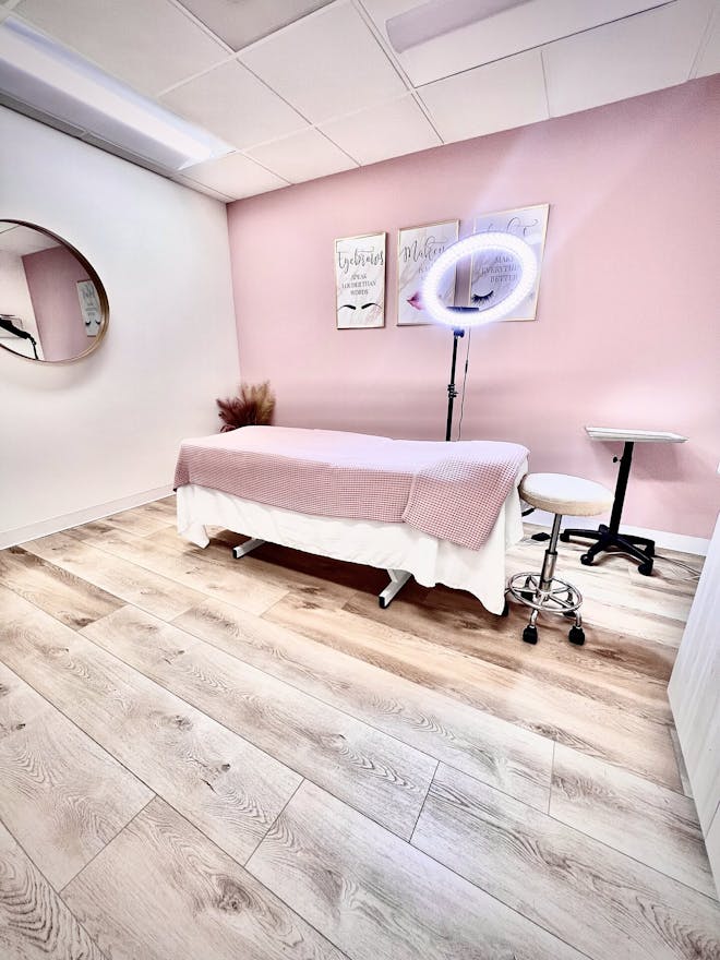 Cute Pink PMU/Lashes/Tattoo suite for rent - Image 0